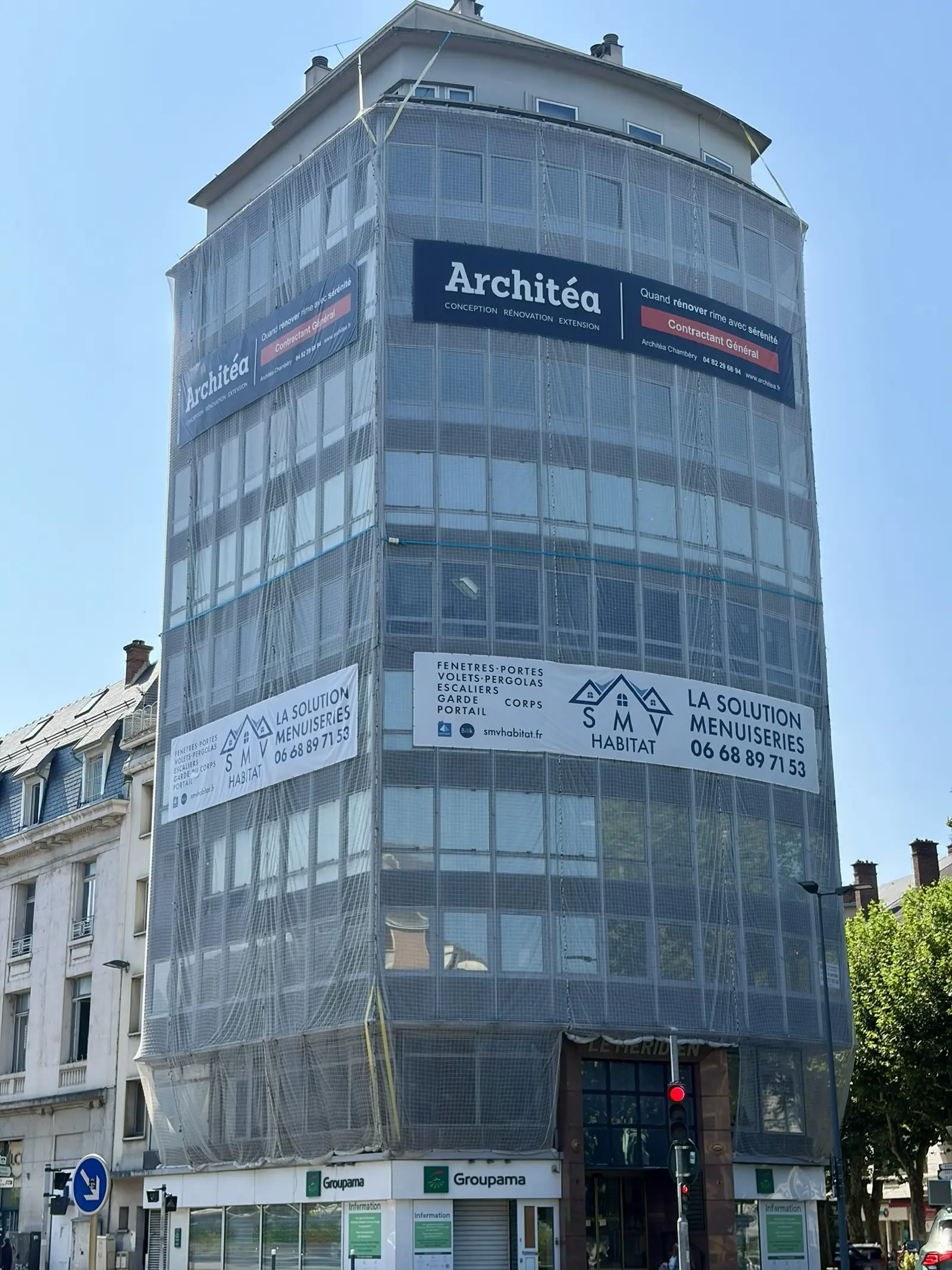 La Tour à Chambéry : immeuble de bureaux à façade entièrement vitrée, vu en contre-plongée.