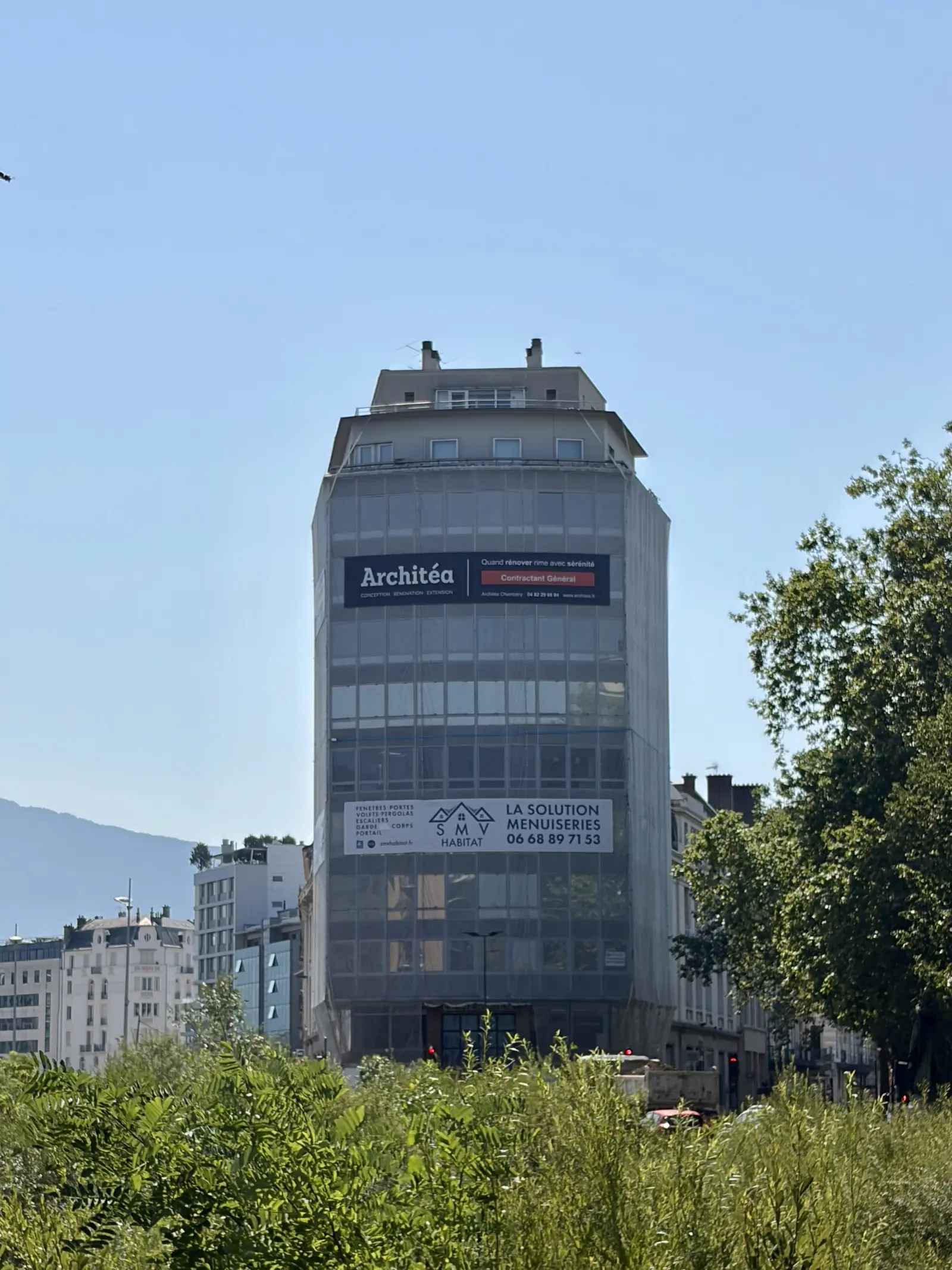 La Tour à Chambéry, vue depuis la rue, entre les immeubles voisins.